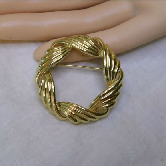 Trifari Gold tone Round Wreath Brooch Vintage Signed Pin - Picture 5 of 5